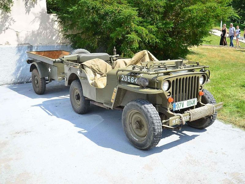 Přehlídka veteránů na Arnice v Mariánských Lázních. Sanitka Cadillac