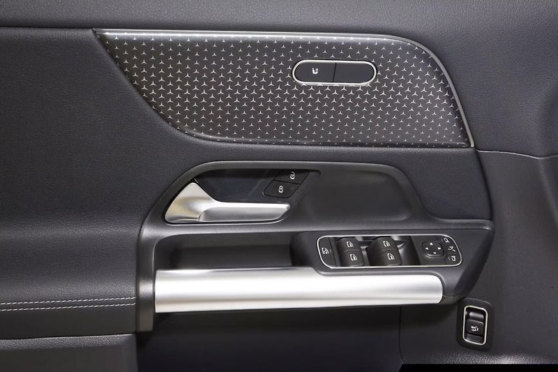 Mercedes-Benz EQA 300 4M Progressive Distronic - fotka 12 z 13