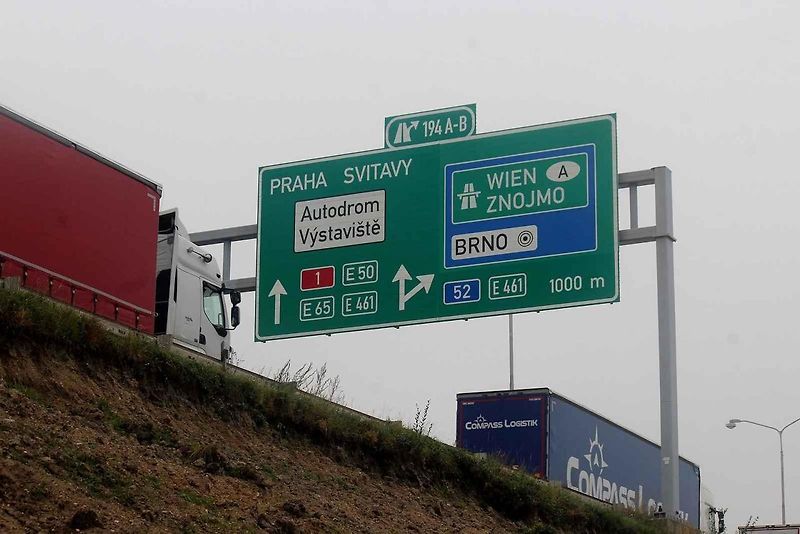 Provoz a práce na rozšiřování D1 u Brna mezi 194. a 196. kilometrem.