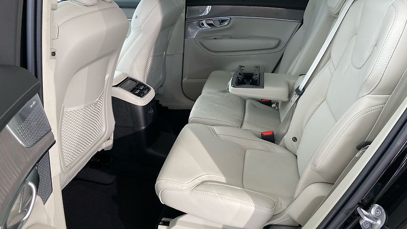 Volvo XC90 (2026) PLUS DARK, B5 AWD, 184+10 kW / - fotka 10 z 12