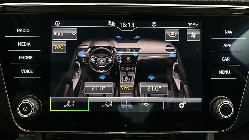 Škoda Superb 2.0 TDI DSG 4x4 Style - fotka 28 z 30
