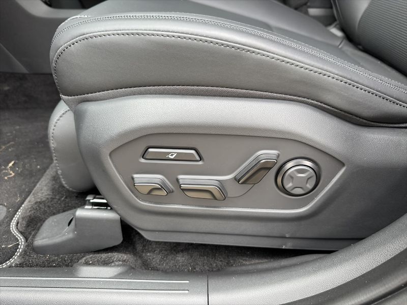 Hyundai Santa Fe 1,6 1,6 TGDI PHEV 4×4 CALLIGRA - fotka 9 z 19