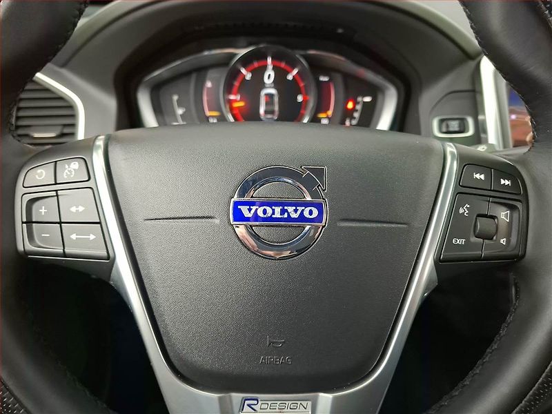 Volvo XC60 (2017) R-Design D4, 4X4, Automat - fotka 17 z 21