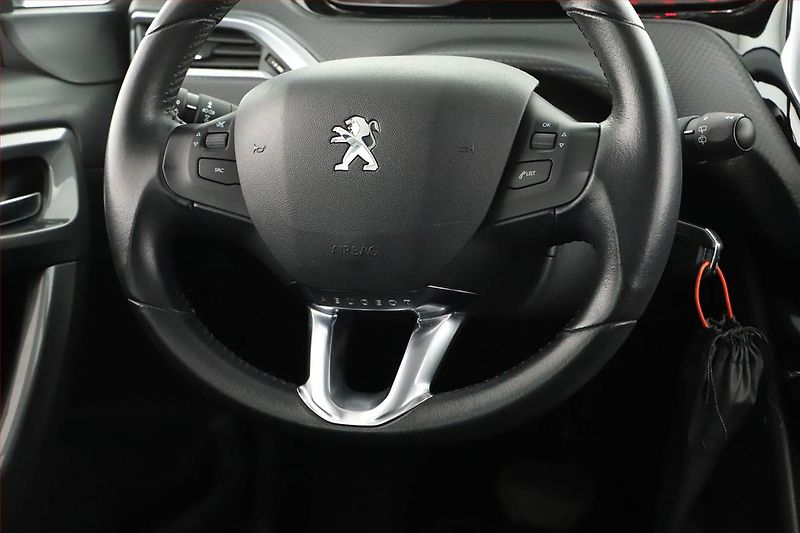 Peugeot 2008 (2017) 1.2 PureTech, Automat - fotka 13 z 16