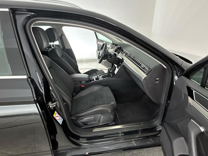 Volkswagen Passat Elegance DSG - fotka 9 z 28