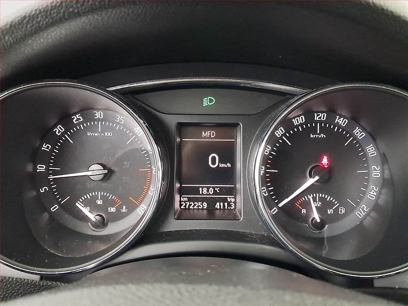 Škoda Superb (2012) Comfort 2.0 TDI, Tempomat - fotka 11 z 15