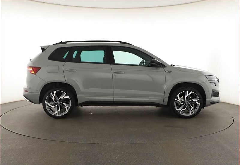 Škoda Karoq (2025) 1.5 TSI, SPORTLINE, AUTOMAT - fotka 6 z 21