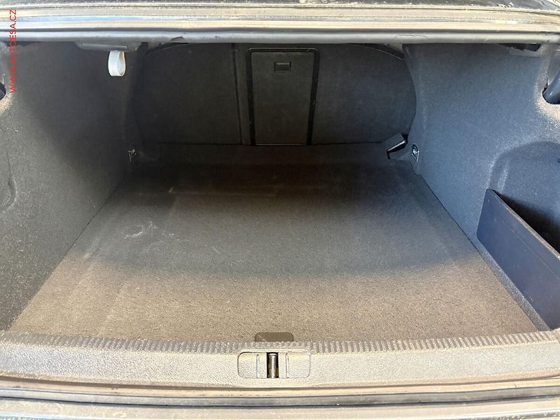 Volkswagen CC (2008) 2.0 TDi, Sport - fotka 7 z 16