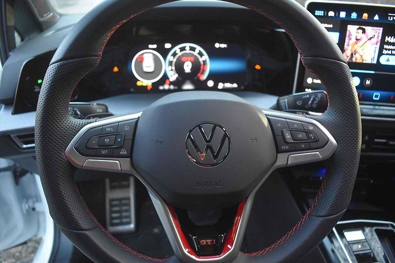 Volkswagen Golf GTI se cítí skvěle na méně frekventovaných silnicích.