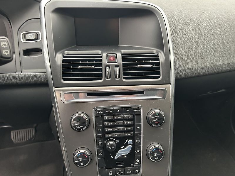 Volvo XC60 2.4 D4 4x4 Momentum - fotka 17 z 25