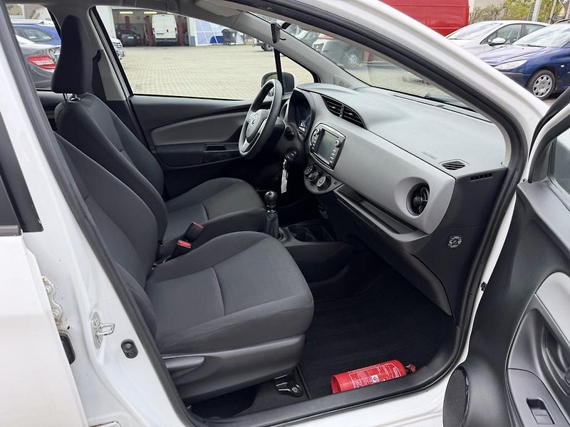 Toyota Yaris 1.5i 82 kW navi. serviska - fotka 11 z 18