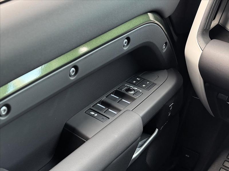 Land Rover Defender 110 D250 X-DYNAMIC SE - fotka 11 z 24