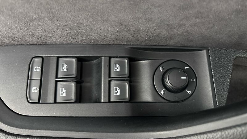 Škoda Superb 2.0 TDI DSG 4x4 Scout Combi - fotka 22 z 29