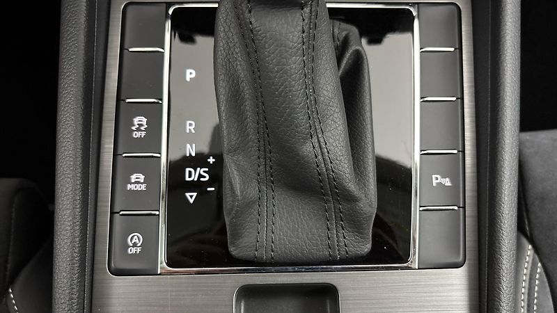 Škoda Superb 2.0 TDI DSG Style Combi - fotka 25 z 31