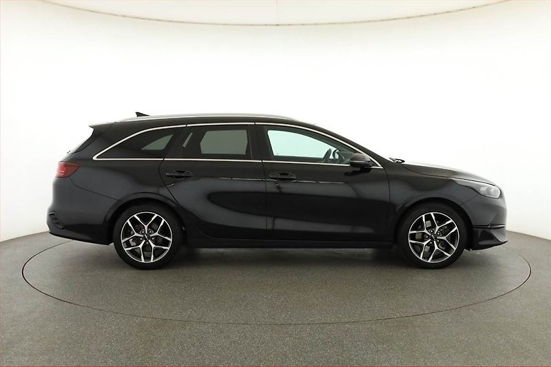 Kia Ceed (2024) 1.5 T-GDI - fotka 6 z 19