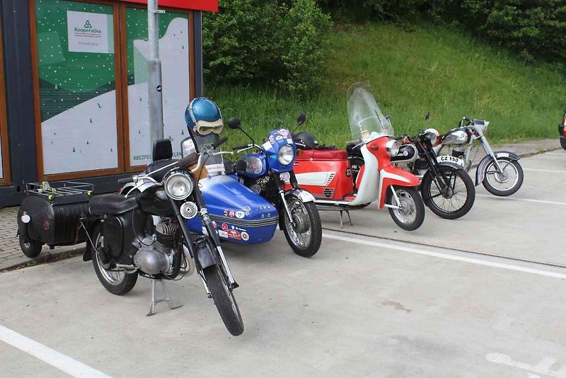 Na Centrální parkoviště P1 ve Skiareálu Ještěd se sjelo přes sedm desítek účastníků.