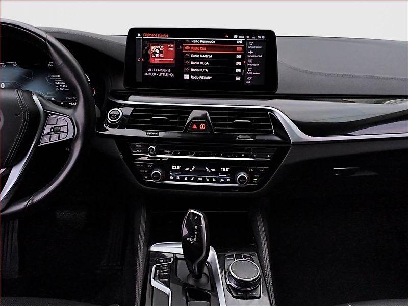 BMW Řada 5 (2023) 530d xDrive - fotka 12 z 16