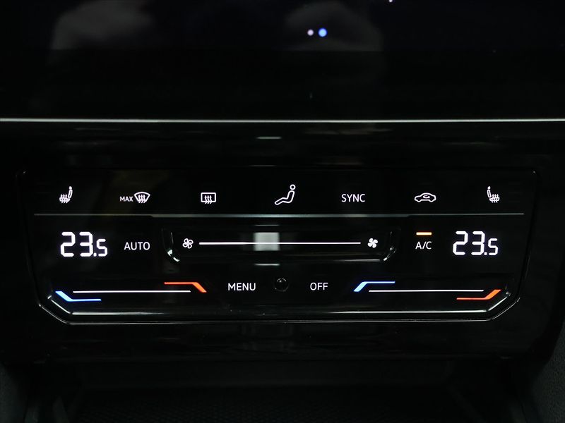 Volkswagen Passat 2.0 TDI DSG R-LINE Matrix - fotka 22 z 32