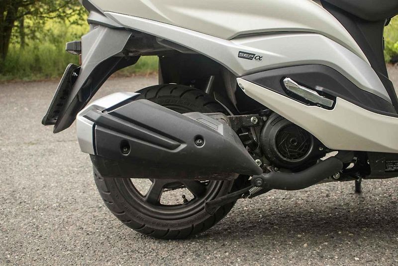 Ze sedla s výškou 780 mm dosáhne pohodlně na zem téměř každý jezdec.