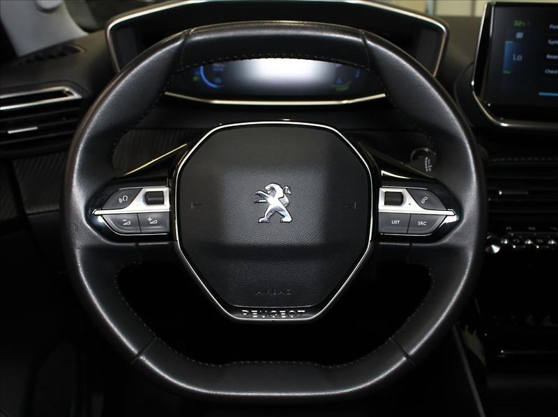 Peugeot 2008 0,1 100kW e-Allure 1.maj.ČR - fotka 9 z 22