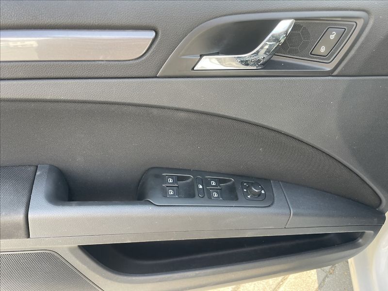 Škoda Superb 2,0 TDi 103kw Elegance Facelif - fotka 19 z 30
