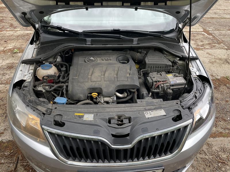 Škoda Rapid (2015) Spaceback 1.6 TDI 66kw - fotka 15 z 17