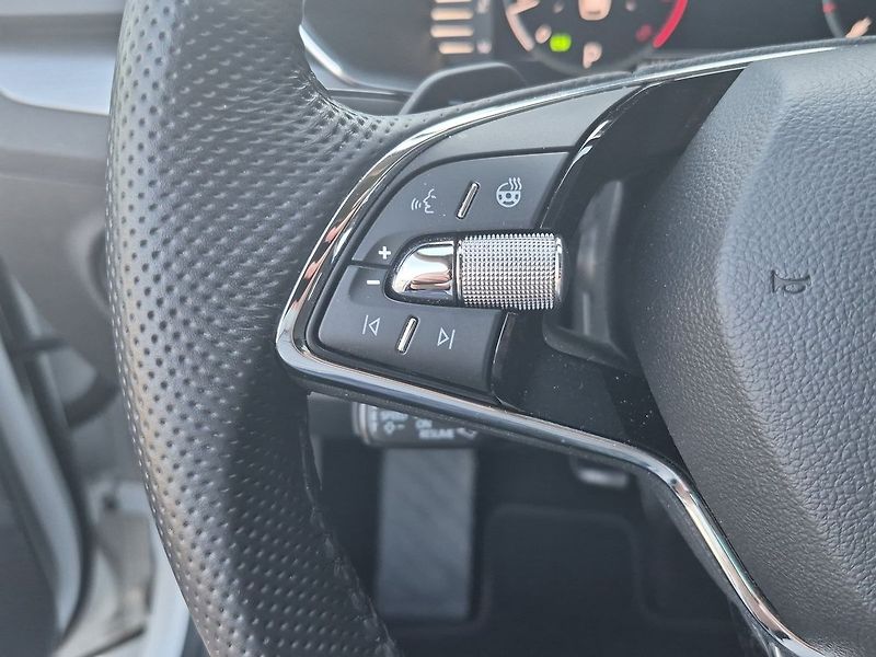 Škoda Superb Combi 2.0 TSI DSG Style+ 140 k - fotka 14 z 25