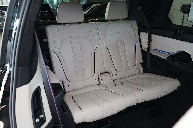 BMW X7 M60i xDrive, Masáž, Skylounge - fotka 48 z 50
