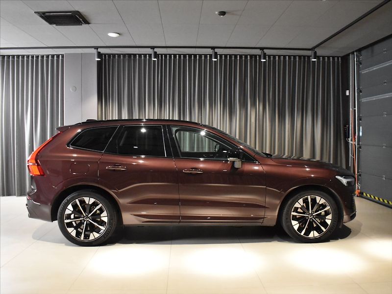 Volvo XC60 2,0 B5 AWD Ultra Pano,vzduch - fotka 3 z 22