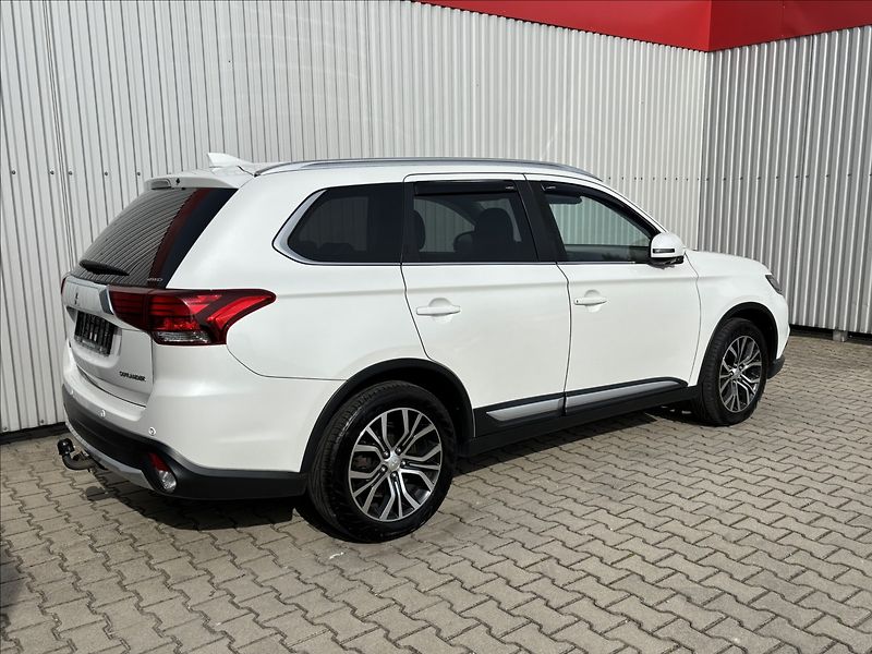 Mitsubishi Outlander 2,3 D Instyle+ 7.míst - fotka 4 z 15