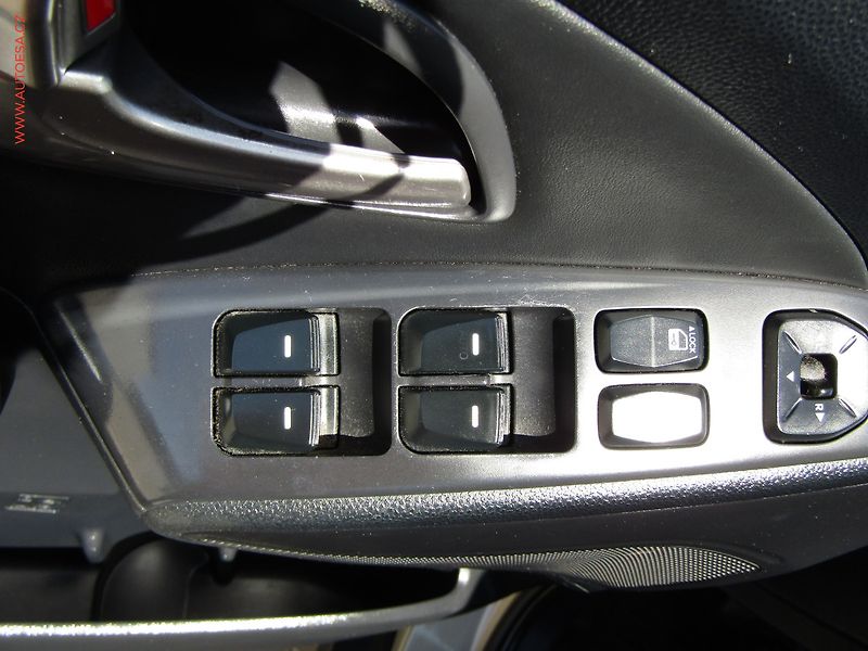 Hyundai ix35 (2011) 1.6 GDi, ČR, AC, TZ, park - fotka 11 z 17