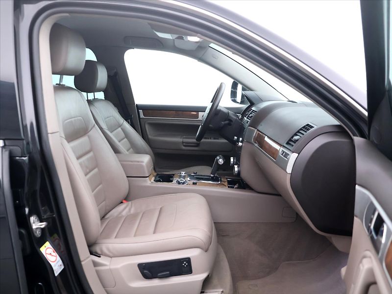 Volkswagen Touareg 3,0 TDI V6 176kW Tiptronic CZ - fotka 12 z 39