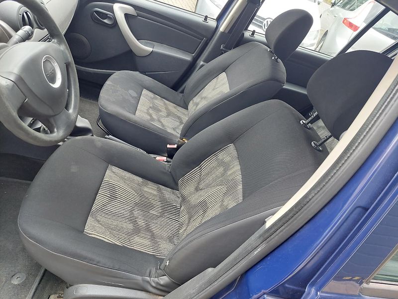 Dacia Sandero (2009) 1.2i-16v - fotka 9 z 17