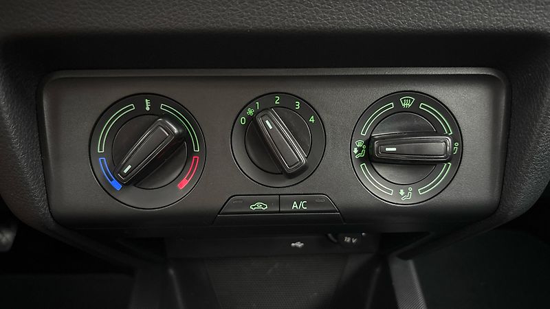 Škoda Fabia 1.0 TSI Ambition Combi - fotka 13 z 25