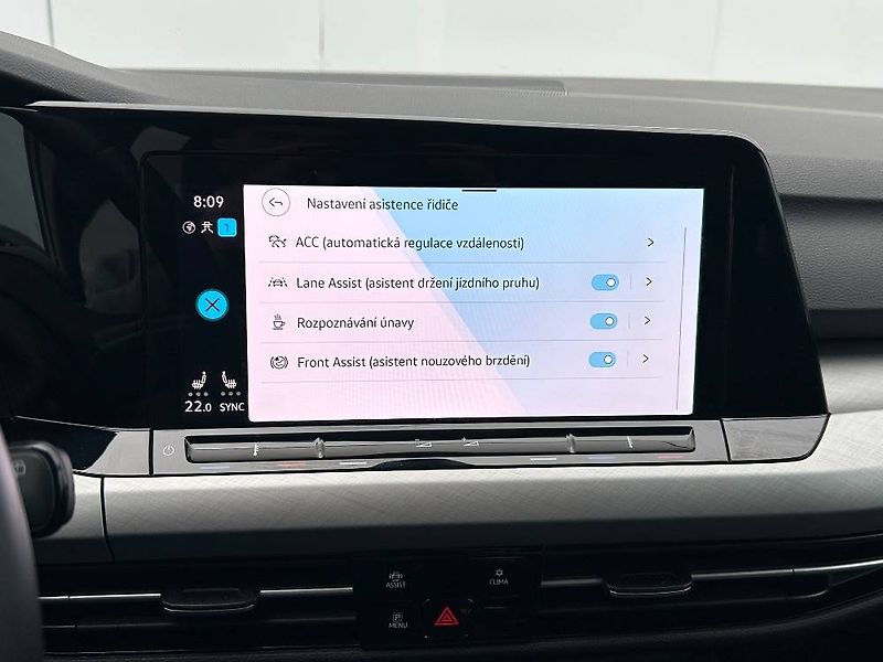Volkswagen Golf Life 6G 1,0TSi - fotka 17 z 24