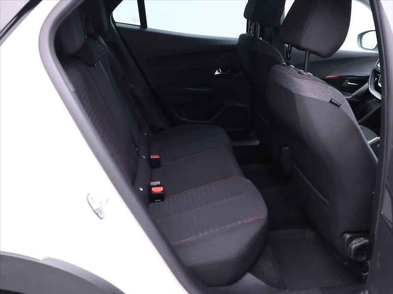Peugeot 2008 1.2 PT 96kW CZ Active 1.Maj - fotka 12 z 27