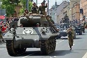 Plzní projel Konvoj svobody. Stovky kusů historické vojenské techniky v neděli projely z Bor do centra města. Ulice lemovaly tisíce diváků