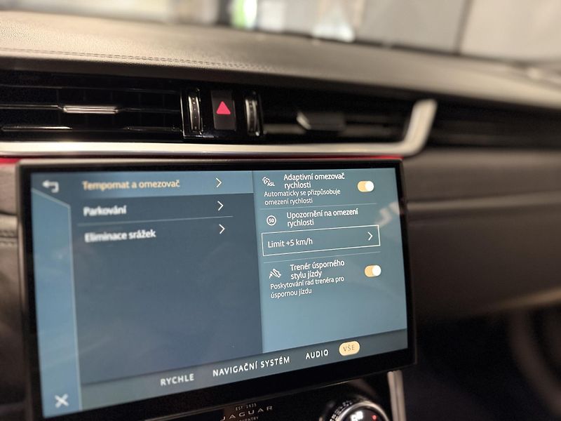 Jaguar XF (2021) 2.0d R-Dynamic, REZERVOVANO - fotka 35 z 56