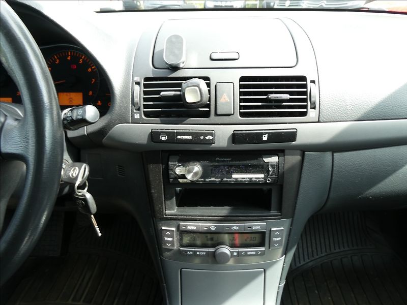 Toyota Avensis 1,8 16V 95kW závěs,digi.klima - fotka 25 z 32