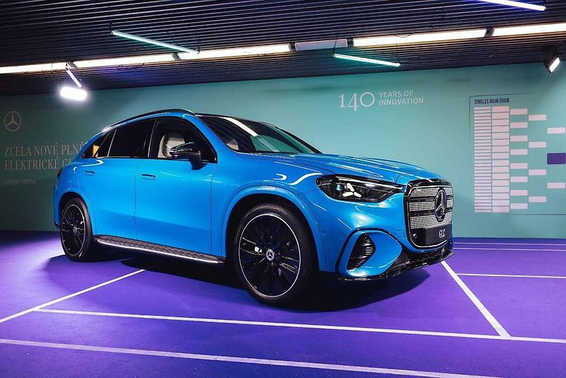 Mercedes-Benz letos odstartoval novou éru jako globální partner ženského tenisu (WTA). Své ambice v tomto sportu nyní potvrzuje i v České republice, kde v rámci ostravského turnaje představuje dvě klíčové novinky: novou generaci modelů GLB a GLC.
