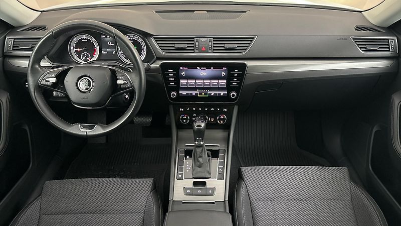 Škoda Superb 2.0 TDI DSG Style Combi - fotka 8 z 28