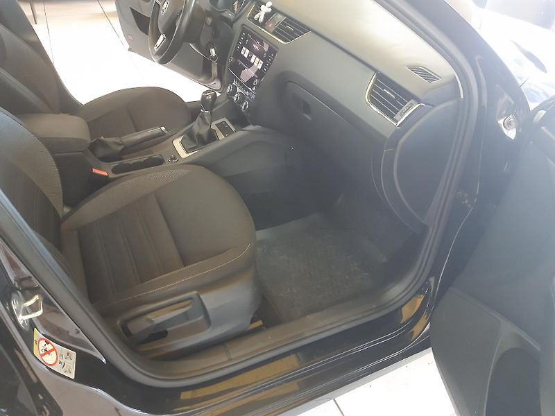 Škoda Octavia 1.6 TDI NAVI KAMERA APP - fotka 24 z 28