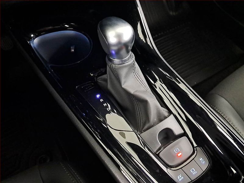 Toyota C-HR (2023) 1.8 Hybrid - fotka 13 z 18