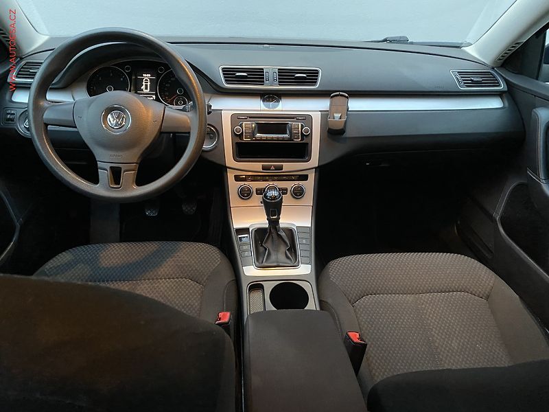 Volkswagen Passat (2014) 1.6 TDi, AC, výhřev sed - fotka 8 z 15