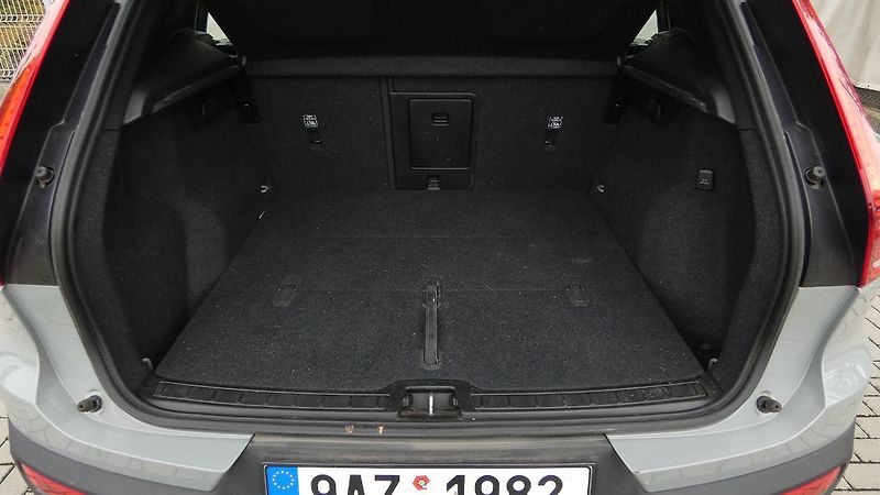 Volvo XC40 B3 PLUS DARK - fotka 20 z 23