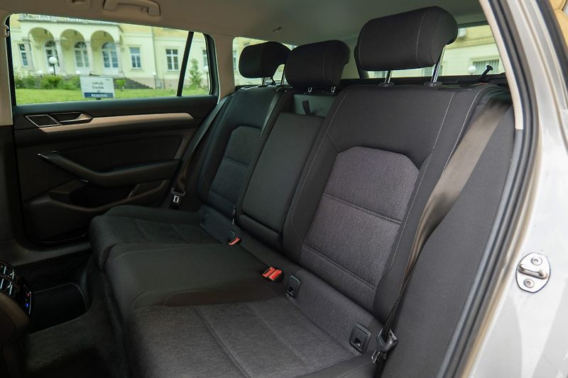 Volkswagen Passat 2.0 TDI 110 kW DCC BLIS ACC Ta - fotka 13 z 34
