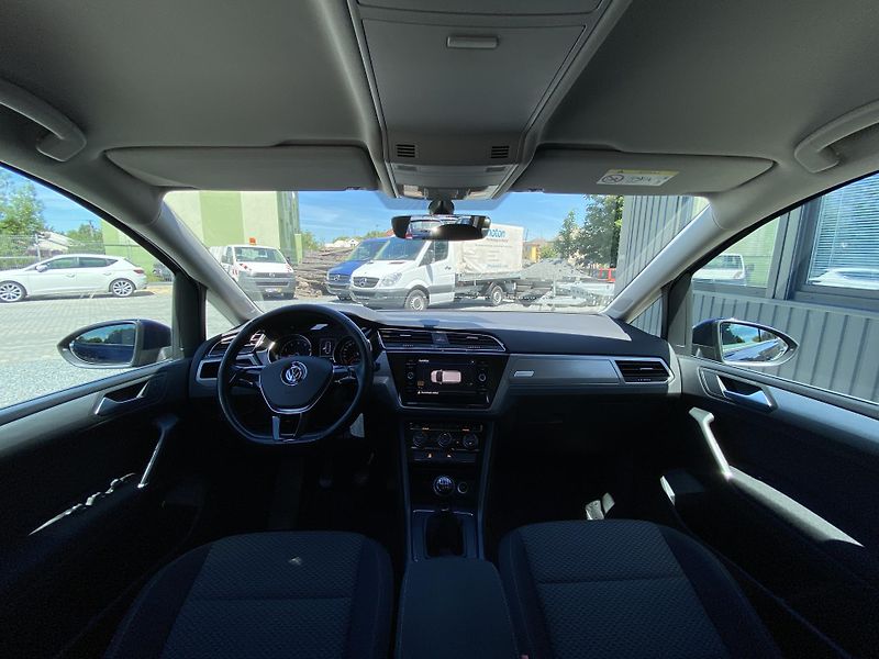 Volkswagen Touran 1.4 TSI 110kW- 1xMAJ.- 7 MÍST - fotka 27 z 42