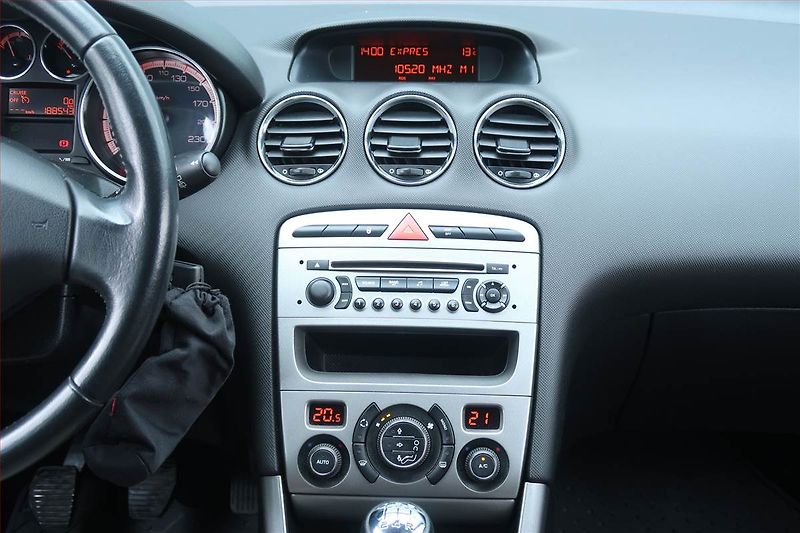 Peugeot 308 (2012) 1.6 VTi, Serv.kniha, po STK - fotka 12 z 17