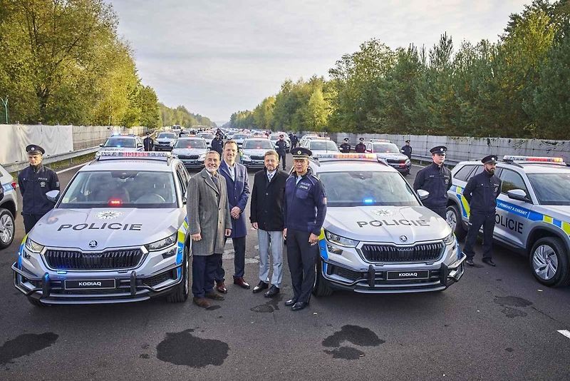 Předání policejních vozů se zúčastnil ministr vnitra Vít Rakušan a policejní prezident Martin Vondrášek