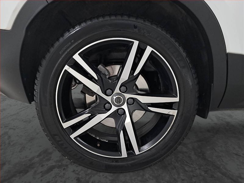 Volvo XC40 (2018) R-Design T4 AWD - fotka 15 z 20